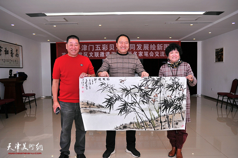 左起：李洪彬、王世民、孟昭丽在活动现场。