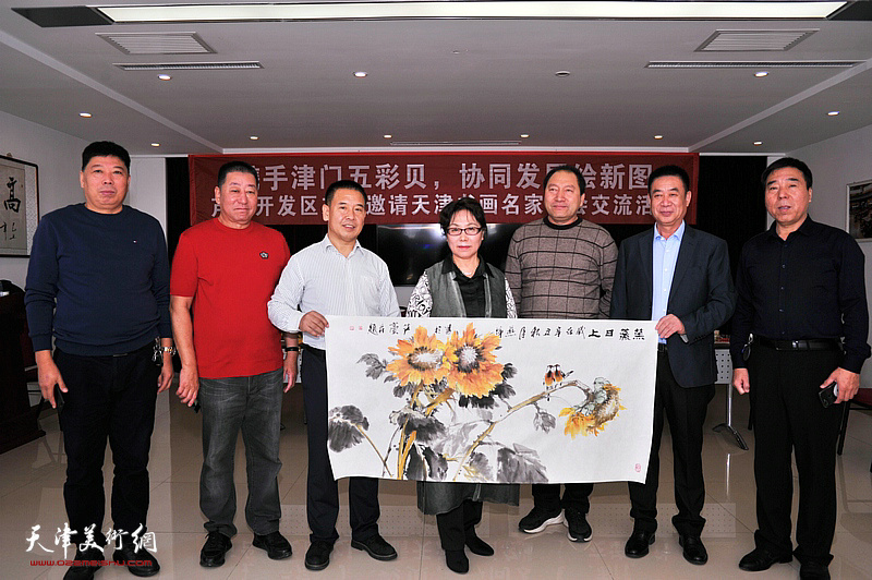 左起：刘国富、李洪彬、邱成国、崔燕萍、王世民、于克奇、于克常在活动现场。