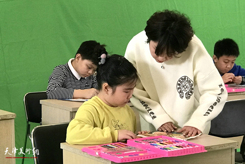 孩子们以红色经典电影《智取威虎山》场景片段为取材背景的绘画创作