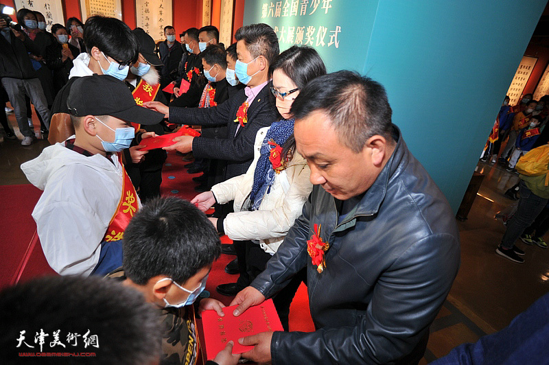 颁奖嘉宾为获得“希望颂——第六届全国青少年书画艺术大展”优秀奖的青少年朋友颁奖