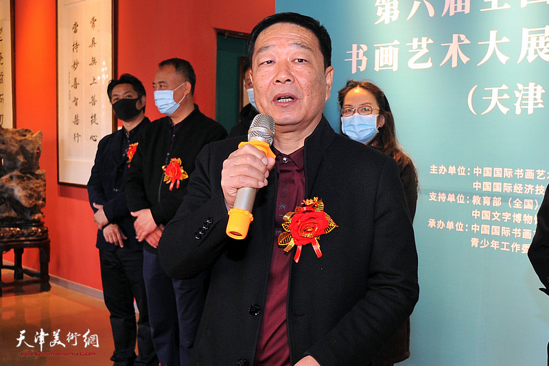 作者代表刘洪洋先生致辞并宣布“翰墨薪传——第二届全国书法名家名师作品观摩展”开幕。