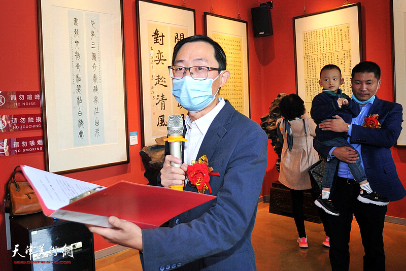 水香洲文化传播有限公司总经理李传凤主持观摩展开幕仪式暨艺术大展颁奖礼。