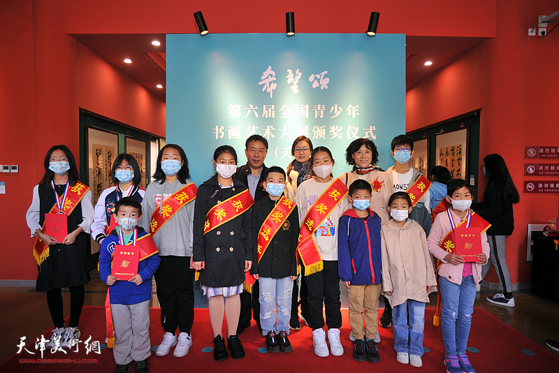袁卫平、徐凌云、赵培君与获奖的青少年作者在活动现场。