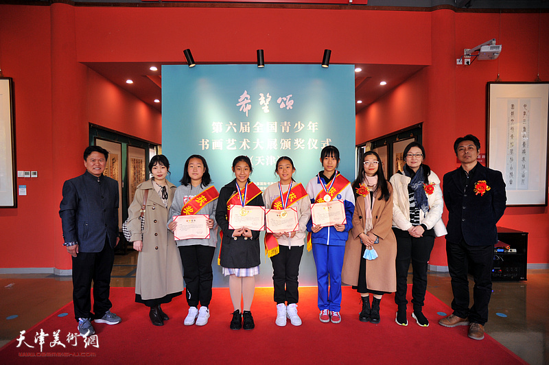 徐凌云、秦晓明、贾晓莹、高秀红与获奖的青少年作者在活动现场。