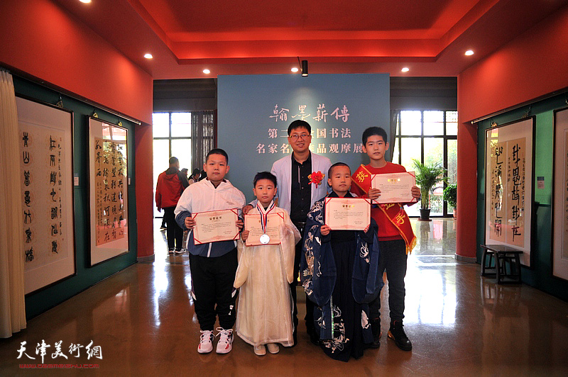 刘金伟与获奖的青少年作者在活动现场。