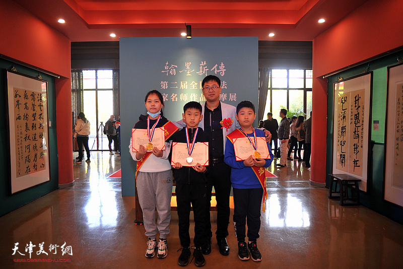 刘金伟与获奖的青少年作者在活动现场。