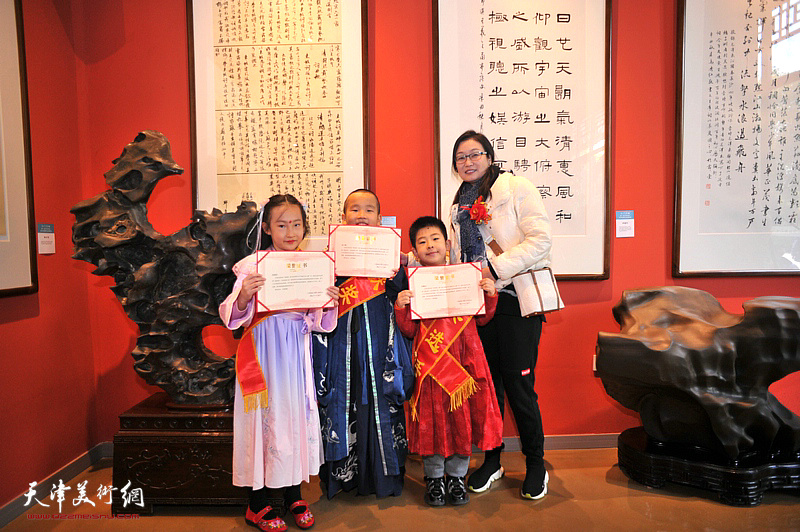徐凌云与获奖的青少年作者在活动现场。