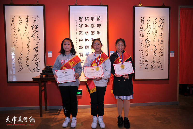 获奖的青少年在第六届全国青少年书画艺术大展现场。