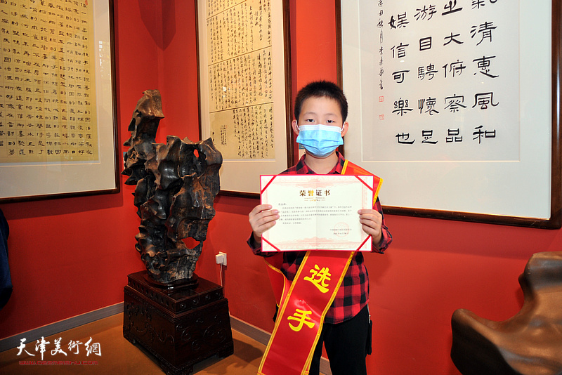 获奖的青少年在第六届全国青少年书画艺术大展现场。
