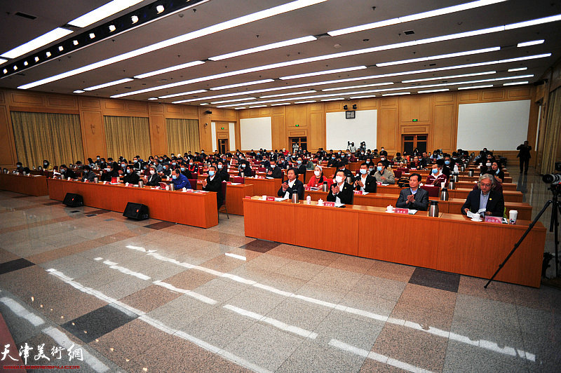 天津市工艺美术学会第八次会员代表大会暨八届一次理事会议在天津大礼堂召开。
