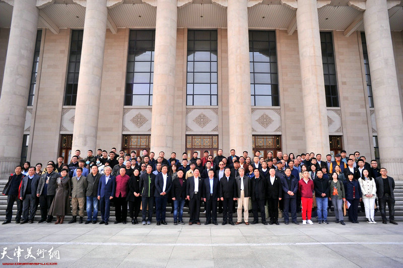 出席天津市工艺美术学会第八次会员代表大会代表在天津大礼堂。
