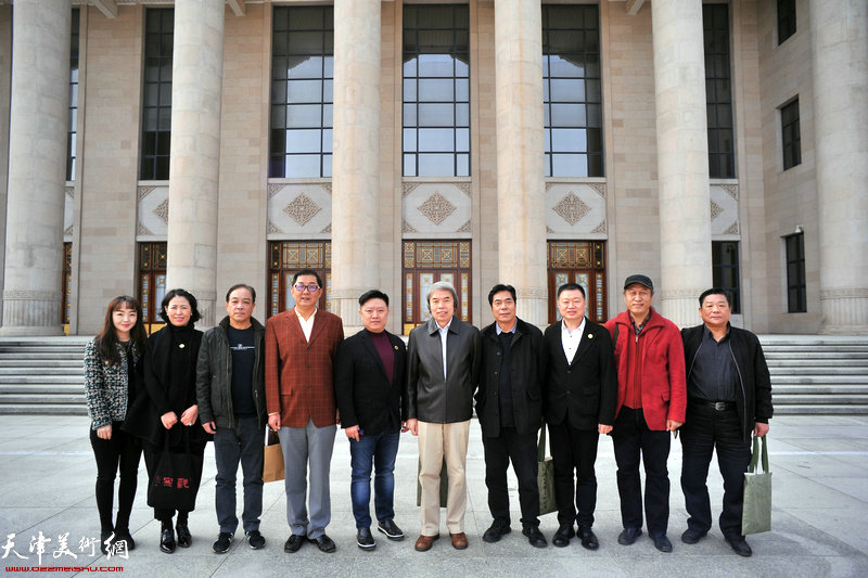 左起：杨平、赵彦菊、李琪、曹珉、于雪涛、孙敬忠、于世宏、陈毅谦、王刚、杜雷在天津大礼堂。