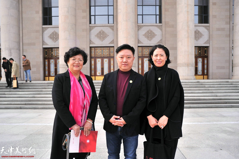 左起：洪琴英、于雪涛、赵彦菊在天津大礼堂。
