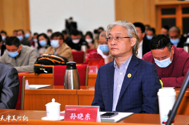 天津市工艺美术学会常务理事孙晓东在大会现场。