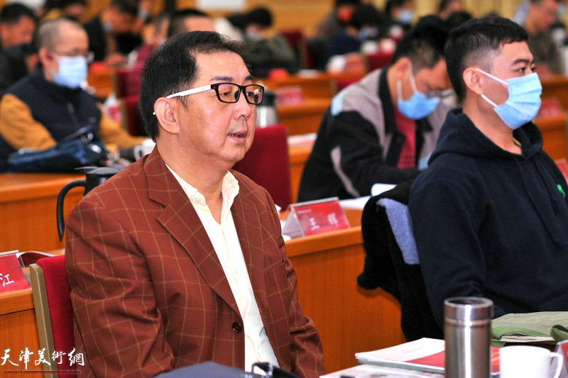 天津市工艺美术学会常务理事曹珉在大会现场。