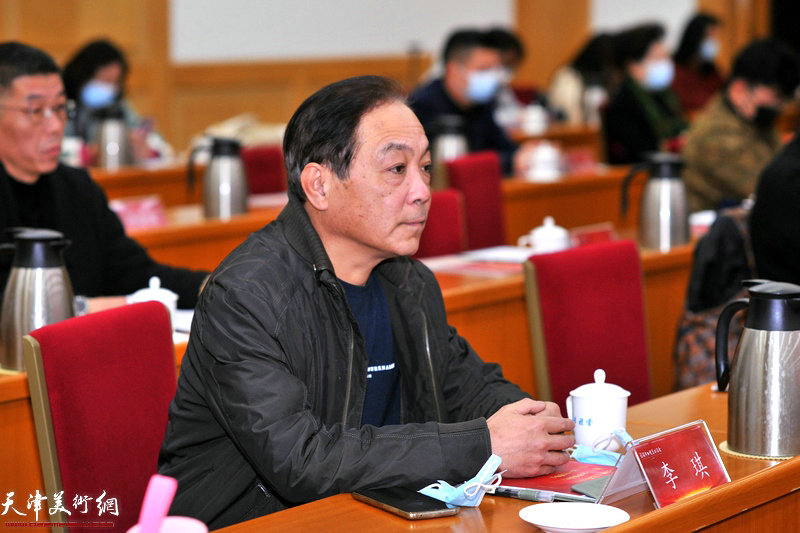 天津市工艺美术学会理事李琪在大会现场。