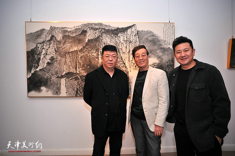左起：李博隽、杜仲华、朱懿在展览现场。