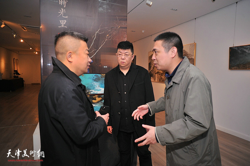左起：杜耕、李博隽、何纯在展览现场。