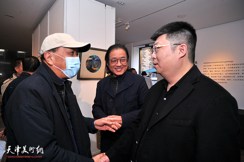 景育民、李博隽与天津美术学院教授赵德昌在展览现场交谈。