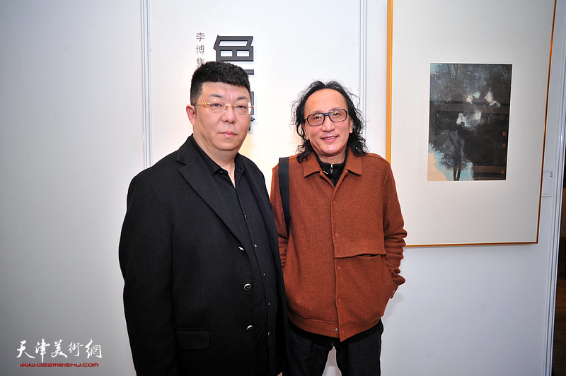 李博隽与天津美术学院综合绘画系主任、教授曲健雄在画展现场。