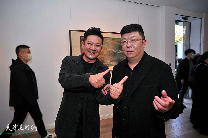 艺术家李博隽与书法家主持人朱懿在画展现场。