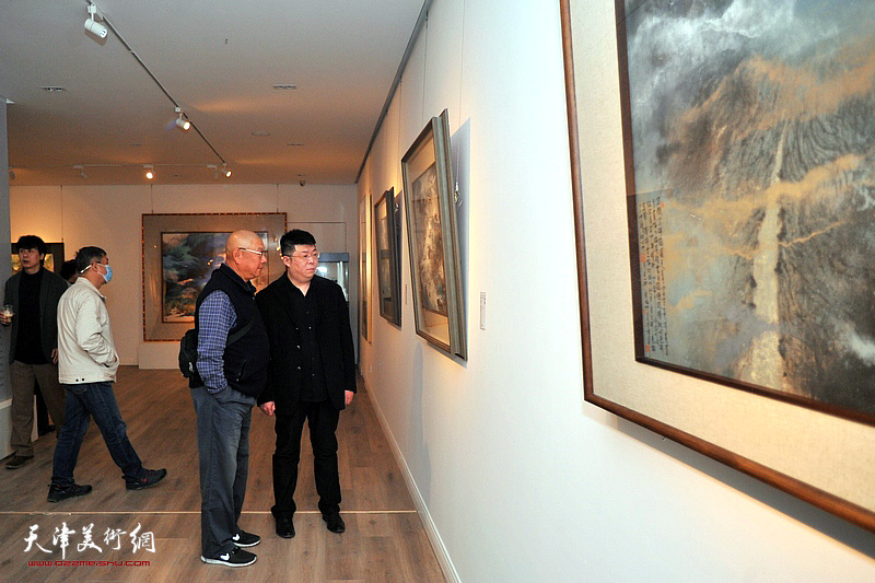李博隽陪同嘉宾观赏展出的作品。
