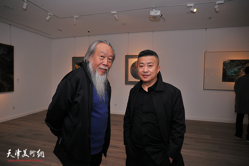 左起：著名书法家尹连城、杜耕在画展现场。