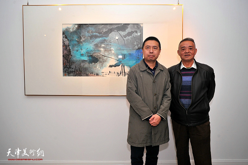 左起：何纯、著名画家马明在画展现场。