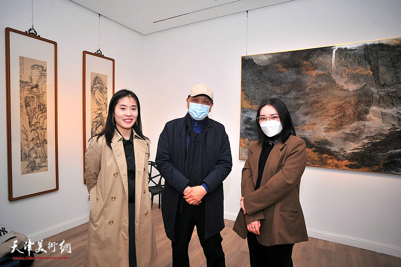 赵德昌与学生们在画展现场。