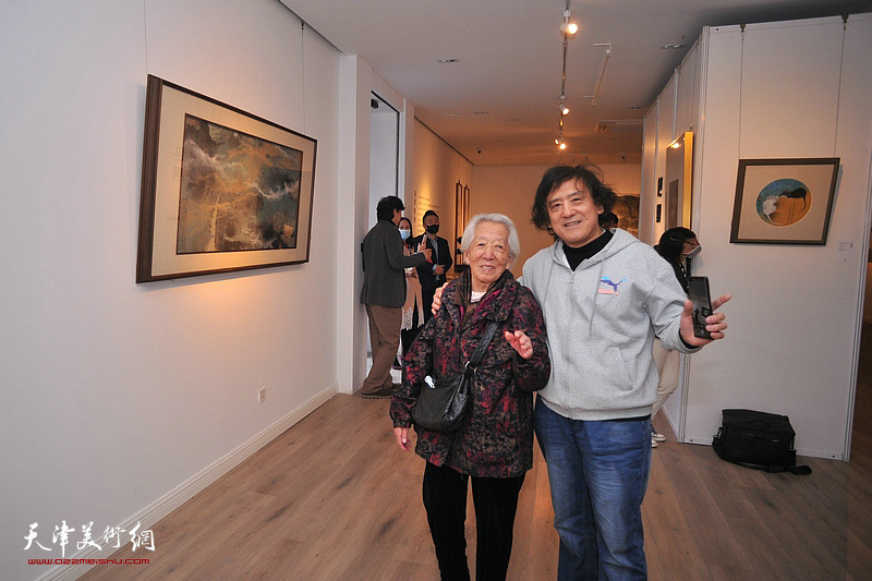 天津水手音响总经理张建国与八旬老妈专门来看展览。