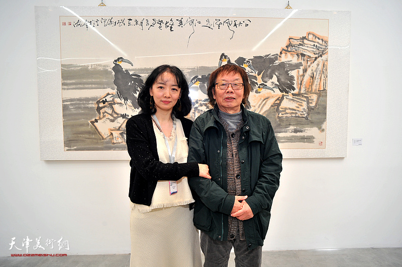 艺术家董振涛与展览策展人董笛在画展现场。