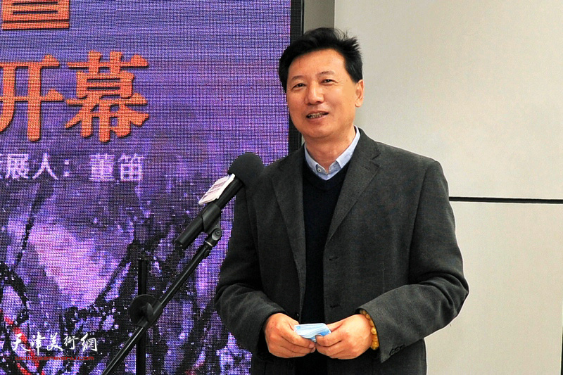 天津市美术家协会秘书长张福有主持画展开幕仪式。