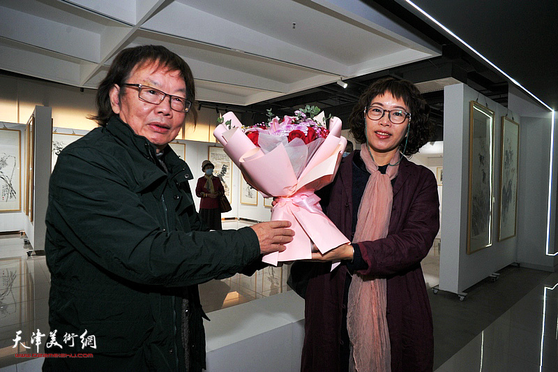 聂瑞辰向董振涛敬献鲜花祝贺画展圆满成功。