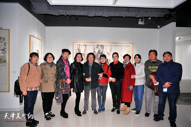 董振涛与宋世凯、王亚民、张云福、韩梅等在画展现场。