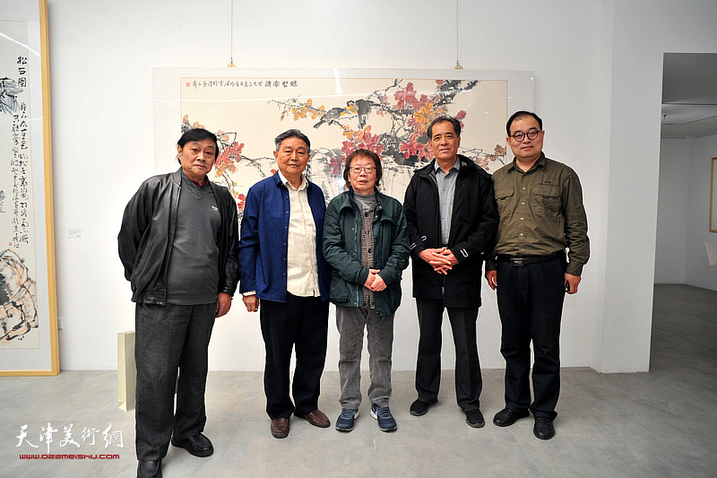 左起：琚俊雄、赵毅、董振涛、张志连、李海波在画展现场。