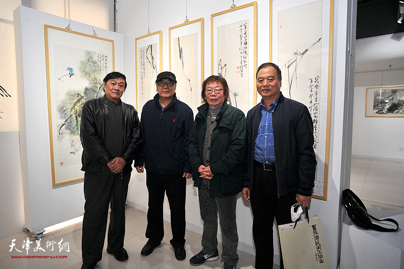 左起：琚俊雄、郭书仁、董振涛、邢立宏在画展现场。