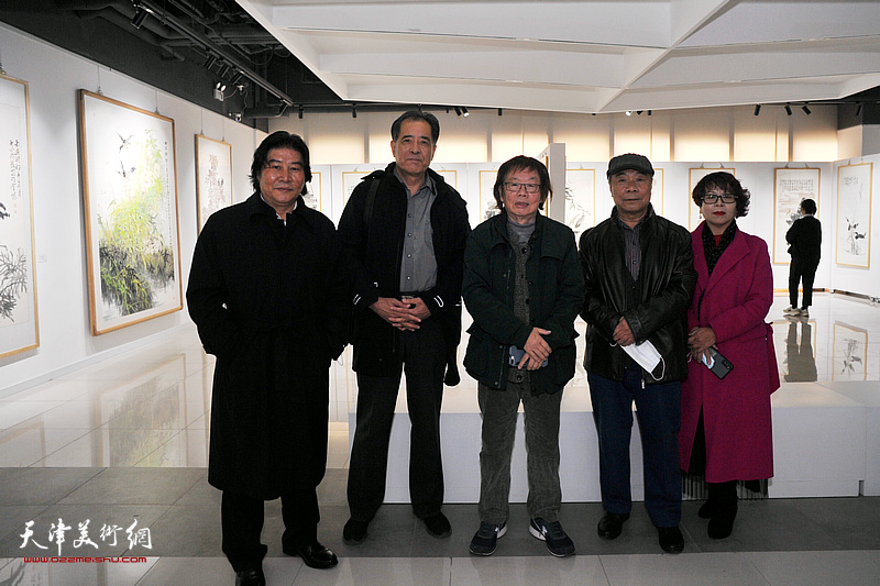 左起：高学年、张志连、董振涛、王大奇、宋金荣在画展现场。