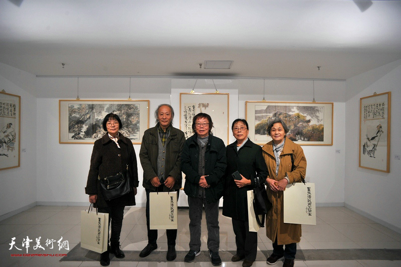左起：张玉馆、王作飞、董振涛、甄平、田瑞珍在画展现场。