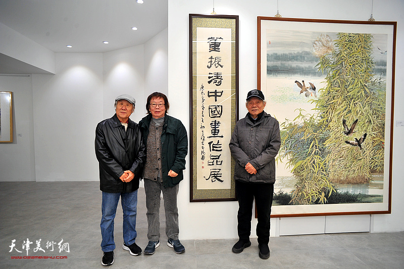 左起：姬俊尧、董振涛、纪振民在画展现场。
