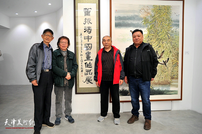 左起：房师武、董振涛、王少玉、夏慈举在画展现场。