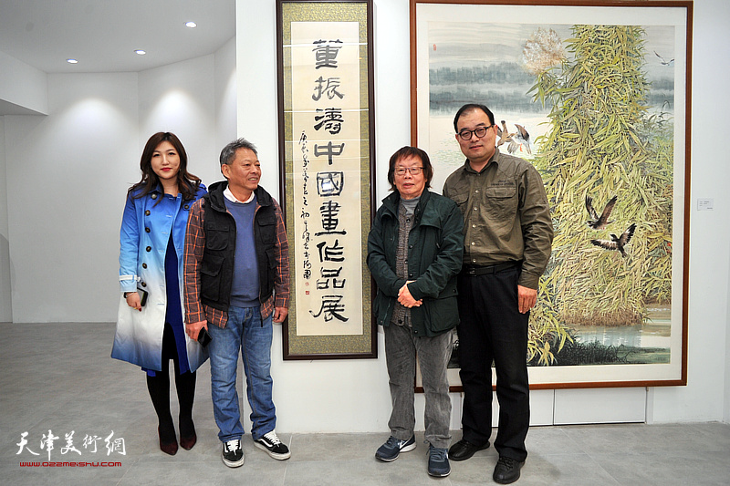 左起：孙莉雯、刘国柱、董振涛、李海波在画展现场。