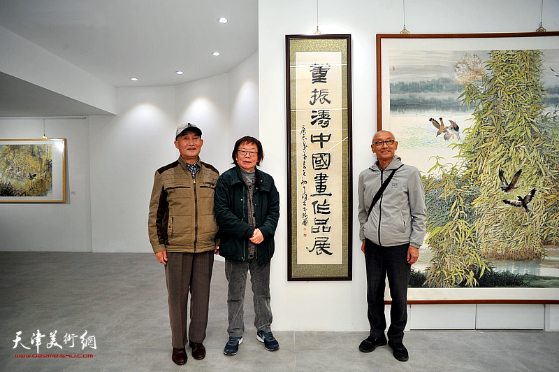 左起：张斌、董振涛、胡振业在画展现场。