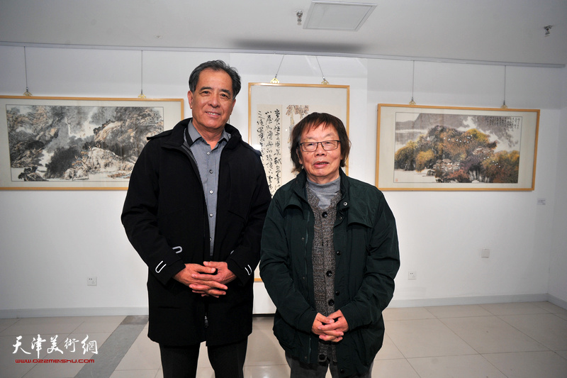 左起：董振涛、张志连在画展现场。