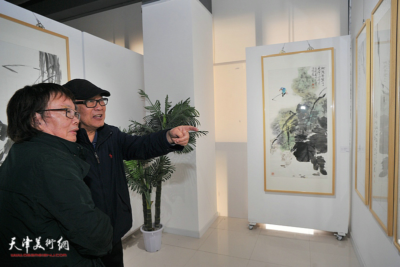 董振涛与郭书仁在画展现场观赏画作。