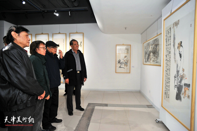 董振涛与郭书仁、琚俊雄、张志连在画展现场观赏画作。
