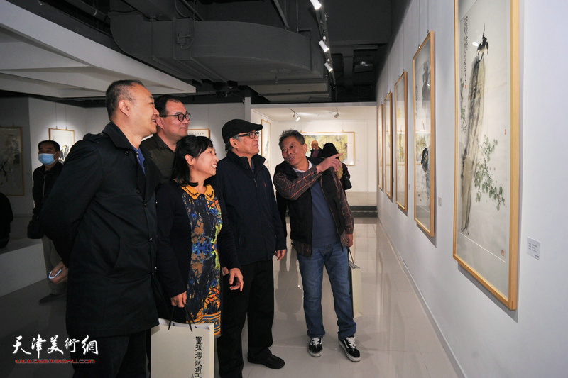 郭书仁、柴博森、张荷芝、刘国柱、李海波在画展现场观赏画作。
