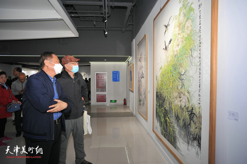 邢立宏、苏鸿升在画展现场观赏画作。