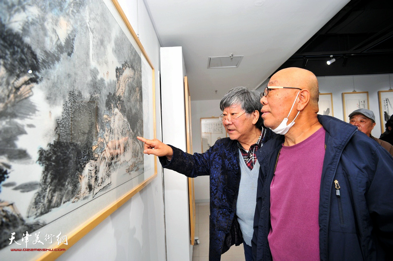 王山岭、马俊卿在画展现场观赏画作。