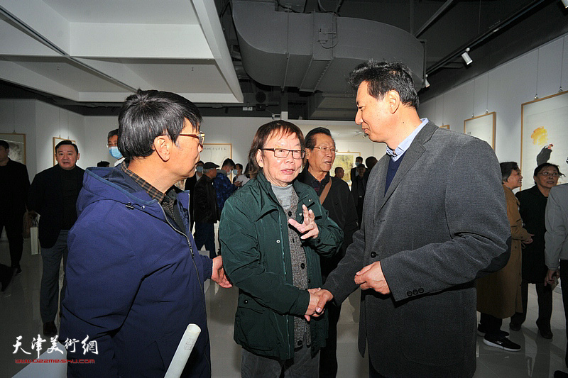 董振涛与张福有、王本平在画展现场交谈。