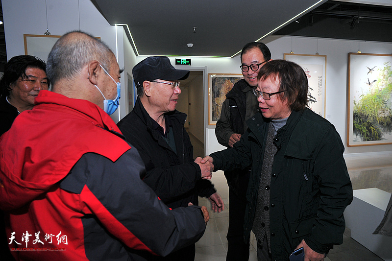 董振涛与庞黎明、王少玉、高学年、李海波在画展现场交谈。